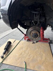 ハイラックス フロントストラット取り外し スプリング交換作業