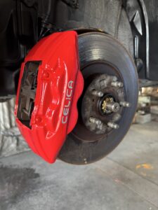 セリカ キャリパー塗装後 赤 CELICAロゴ