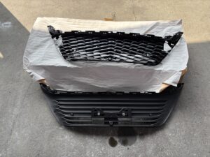 80ハリアー PHEV用グリル比較 ノーマルとPHEV仕様 山陽小野田市