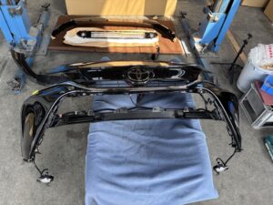 80ハリアー PHEV用バンパー分解 組み換え準備 山陽小野田市