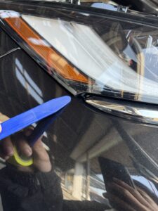 80ハリアー ヘッドライト下部 内張り剥がしで慎重に作業 山陽小野田市