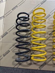 ジムニーシエラ JB74W 純正スプリングとモーターファーム30mmスプリング比較 フロント用