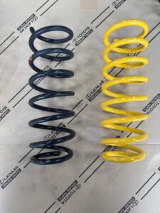 ジムニーシエラ JB74W 純正スプリングとモーターファーム30mmスプリング比較 リア用