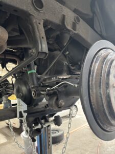 ジムニーシエラ JB74W リア下回り ホーシング下げ作業中