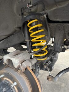 ジムニーシエラ JB74W フロント モーターファームスプリング装着後 ブレーキローター見える