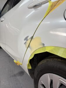 アクア リアドア クォーターパネル パテ研磨 下地処理 山陽小野田市