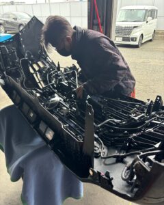 ランクル300 グリル分解作業中 カスタム塗装