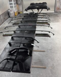 ランクル300 グリルパーツ 塗装前 分解並べ