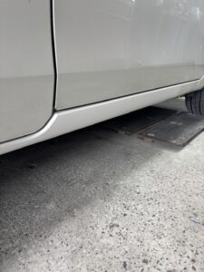 スペーシア ロッカーパネル パテ成形後サフェーサー塗布