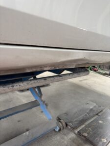 スペーシア ロッカーパネル修理前 凹み 山陽小野田市