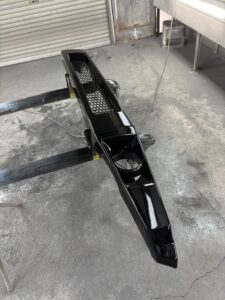 ジムニーシエラ JB74W フロントバンパー 艶消しブラック塗装後 全体（塗装ブース内）