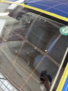 マーチ フロントガラス 油膜とウロコの除去前の状態