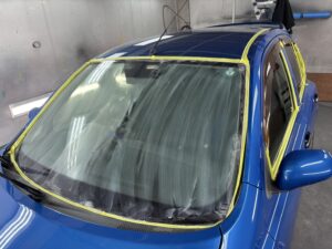 フロントガラス全体の油膜除去施工中