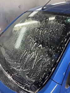 フロントガラス全体の油膜除去施工中