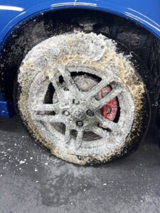 マーチ ホイールのフォーム洗浄中