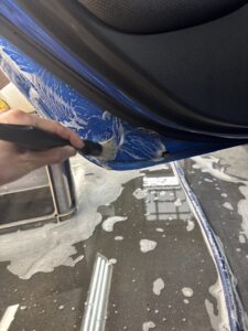 ドア内側の細部洗浄