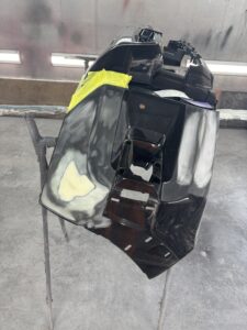 ハイラックス バンパー パテ研ぎ作業 板金塗装 若山自動車