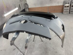プリウス バンパー サフ研ぎ後 塗装ブース搬入