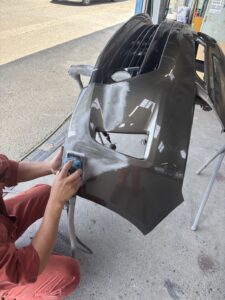 プリウス バンパー取り外し ダブルアクションサンダーで足付け作業