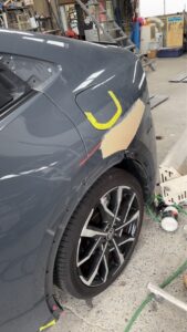 プリウスPHEV クオーター板金 パテ付け 山陽小野田市 若山自動車