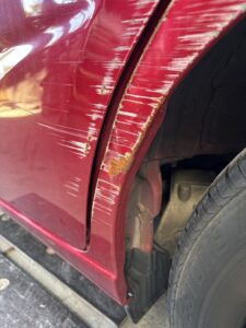 フリード クォーターの傷からサビが発生した状態 板金修理前