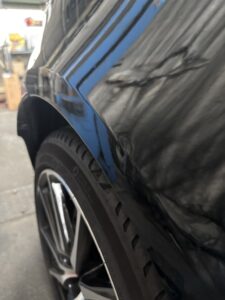 GR86 クオーターパネル　ドアパンチ　修理前