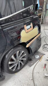 ヴォクシー クォーター板金 パテ 下地処理 若山自動車