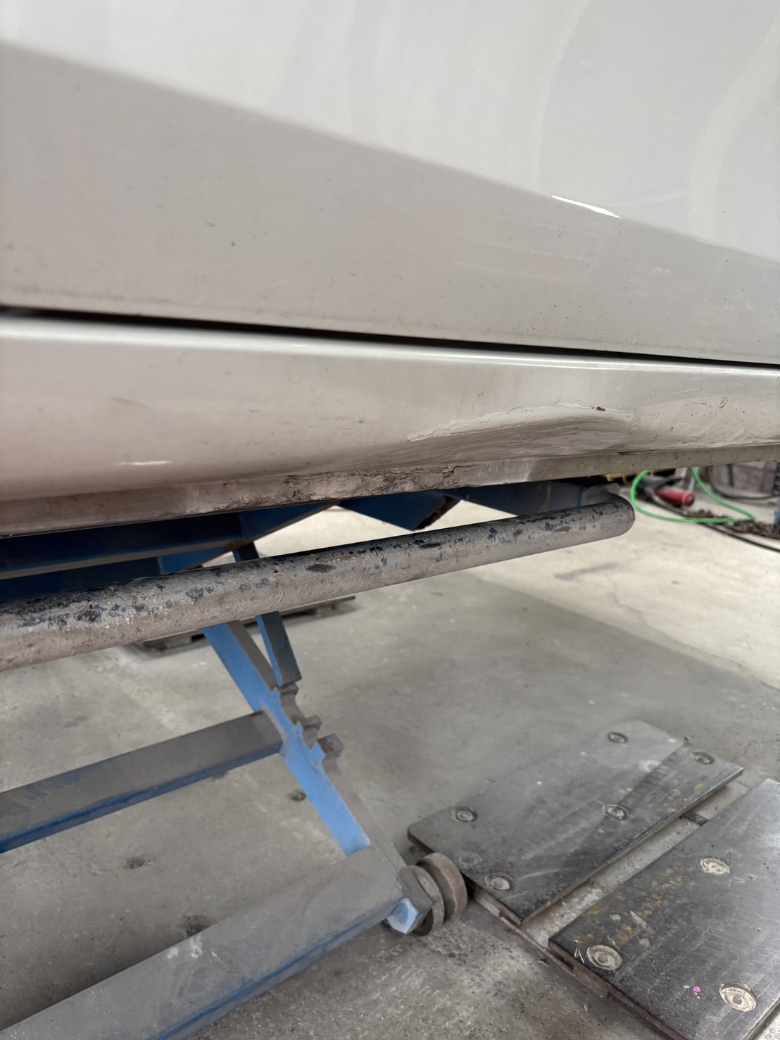 スペーシア ロッカーパネル修理前 凹み 山陽小野田市