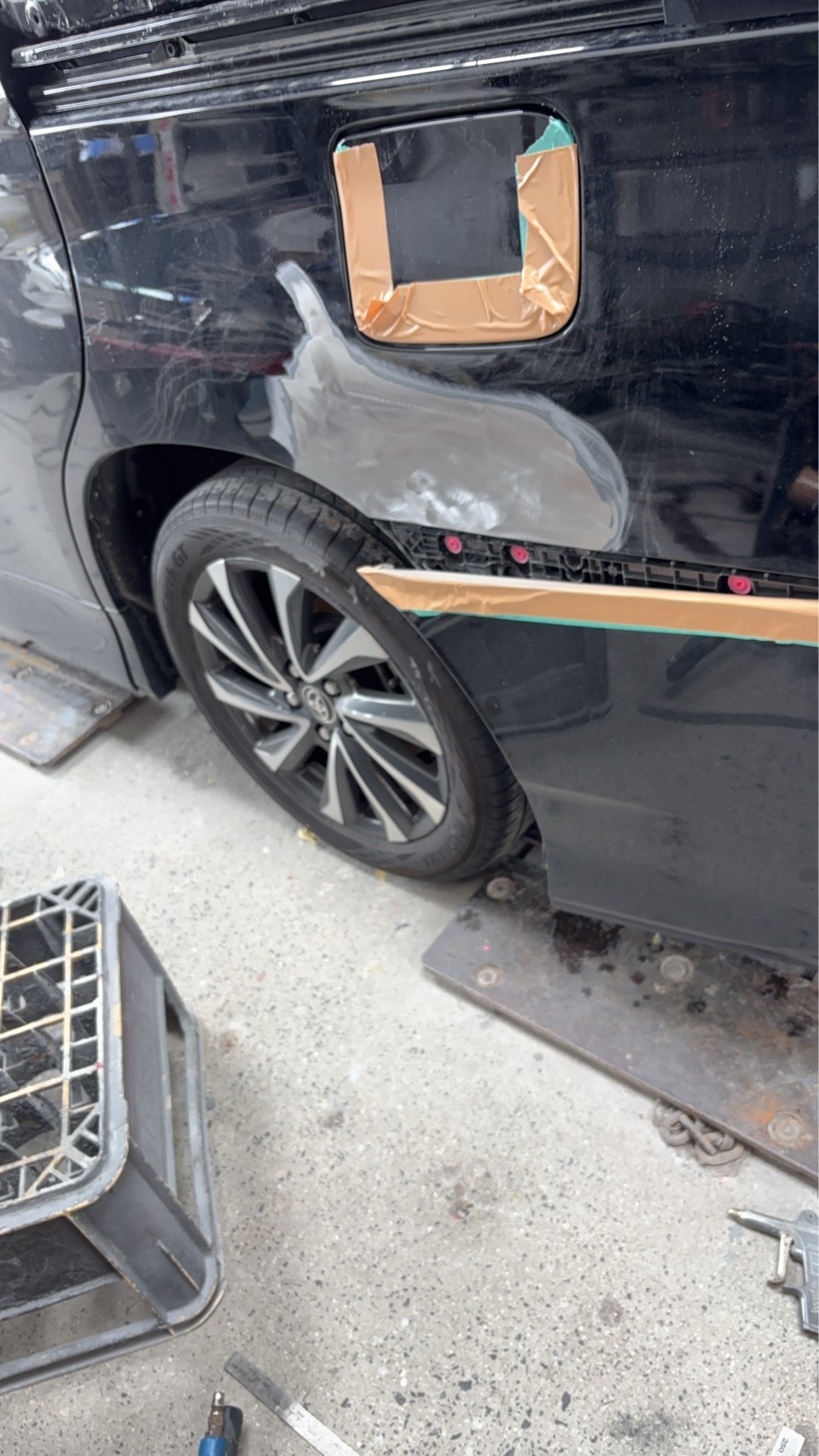 ヴォクシー クォーター板金 パテ 下地処理 若山自動車